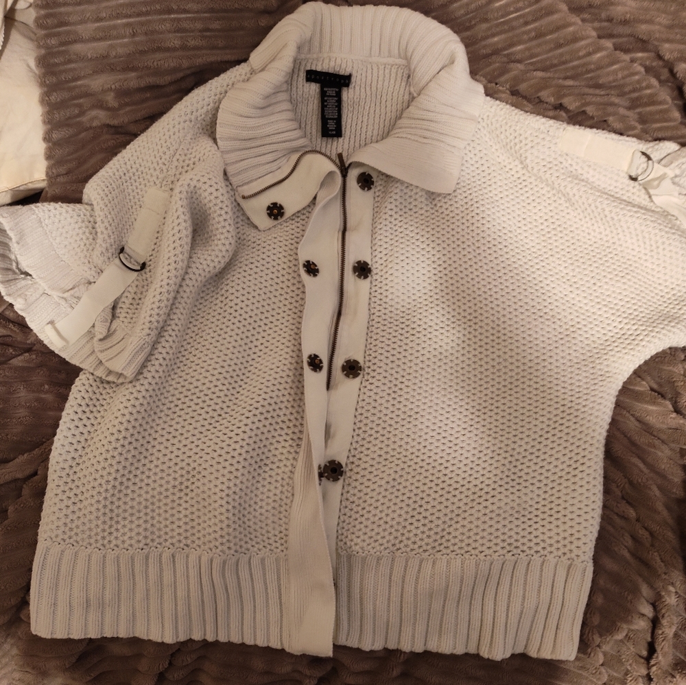 Apostrophe xl white chunky knit sweater. Zips up fully converting to turtle neck